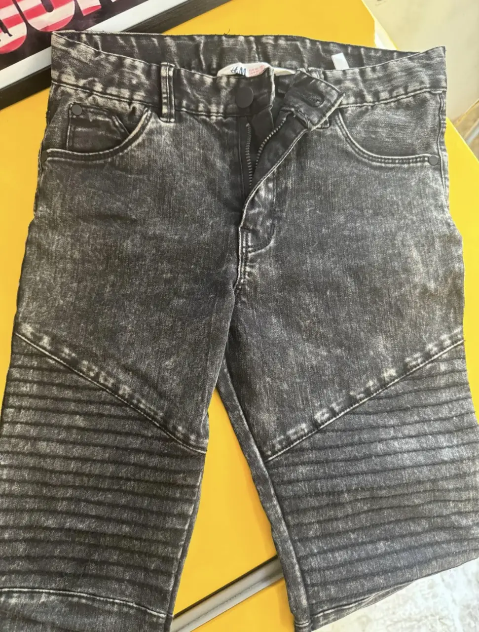 Short de jean para niño, color gris con detalles en las rodillas. Talle 10 años. Marca H&M.