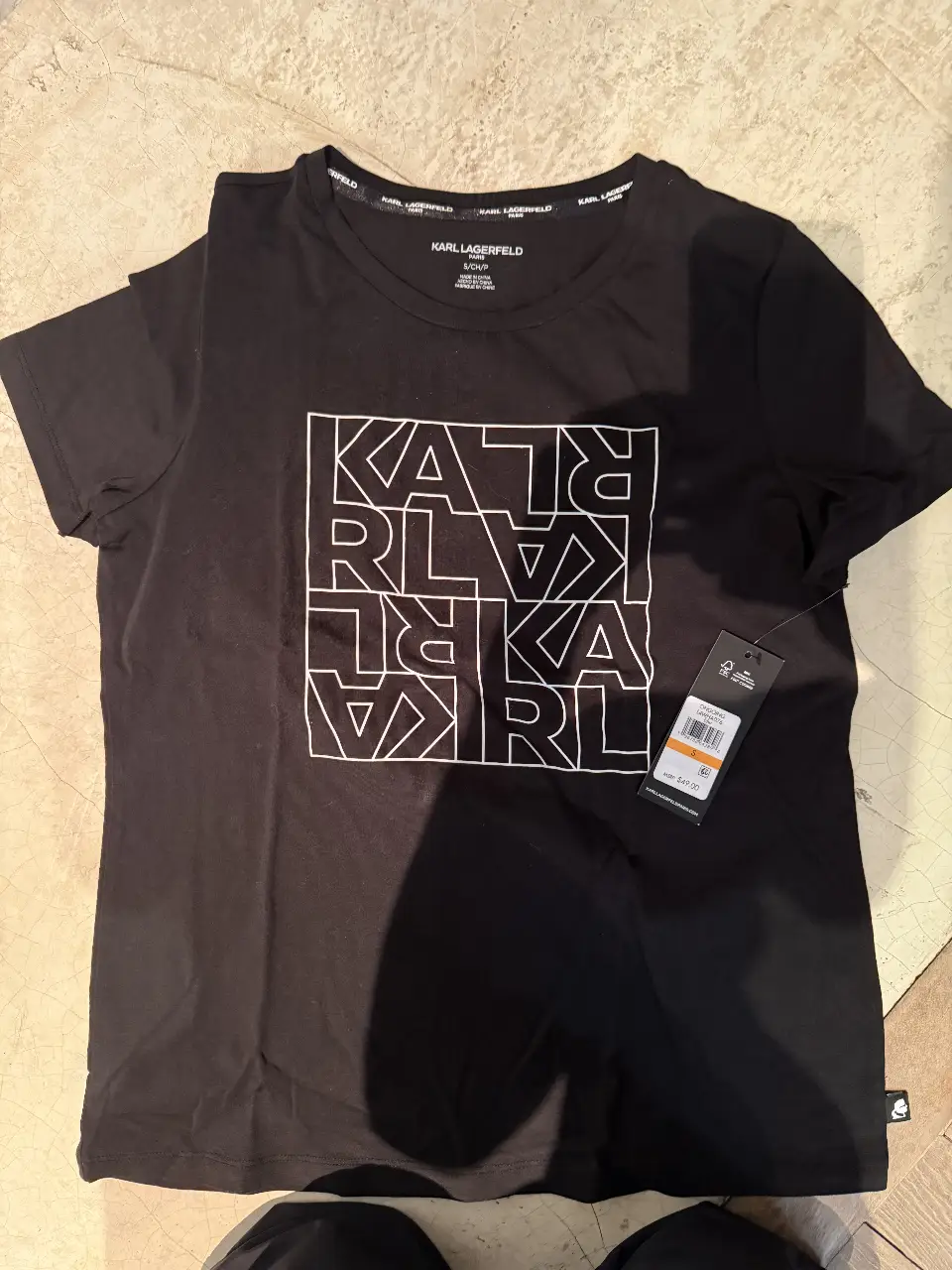 Remera negra de Karl Lagerfeld con estampado del logo en blanco. Talle S, ideal para un look casual y moderno.