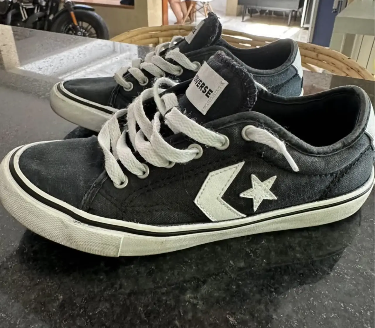 Zapatillas Converse negras talle 34 con detalles en blanco, ideales para un look casual y urbano. Con el icónico logo de la estrella y suela de goma, estas zapatillas son un clásico atemporal.