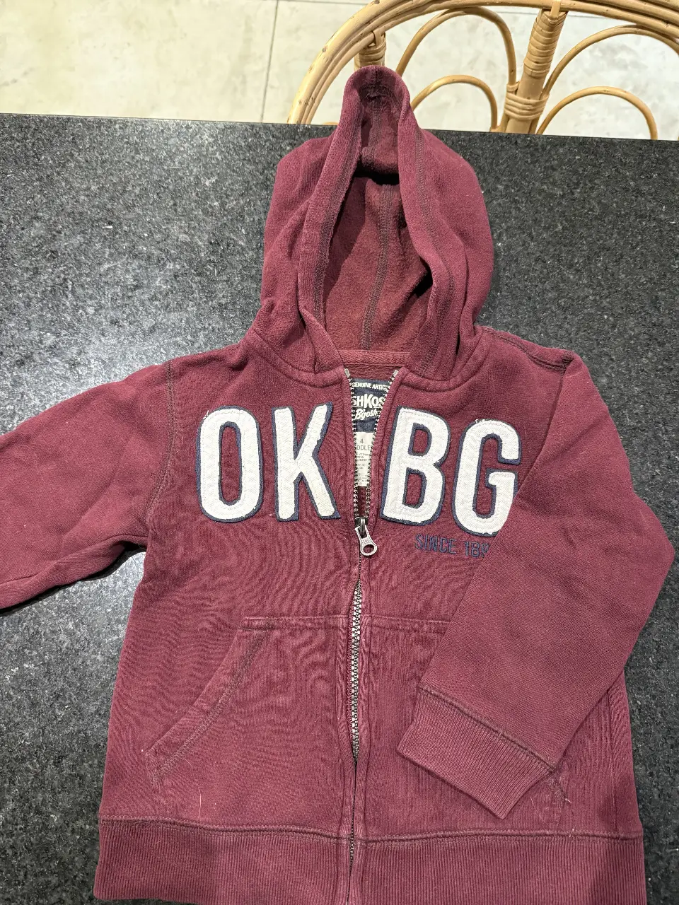 Buzo con cierre para niño, color bordó con estampado "OK BG" en blanco. Marca OshKosh B'gosh. Talle 4.