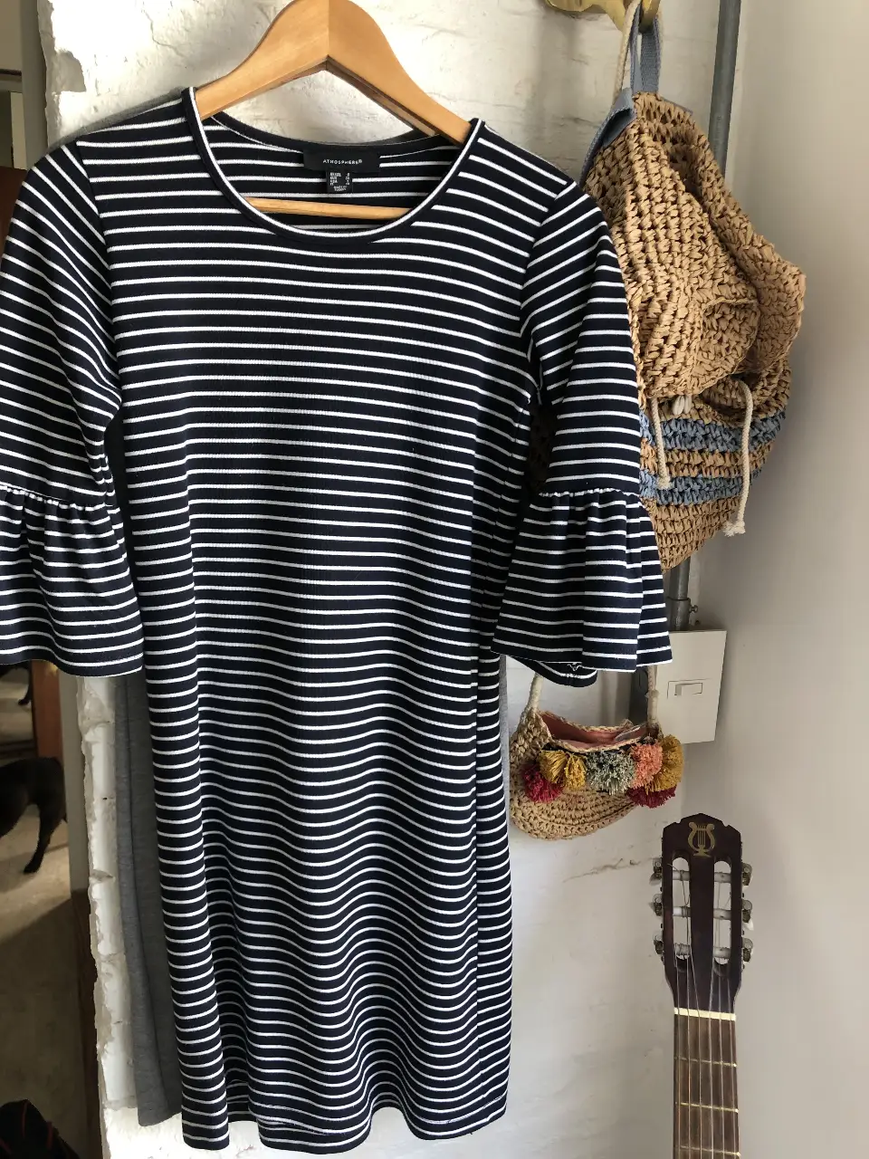 Vestido mini a rayas horizontales en blanco y negro, con mangas 3/4 acampanadas. Marca Atmosphere, talle 6 UK/IRL, 34 EUR, 2 USA, hecho en Turquía. Ideal para un look casual y moderno.