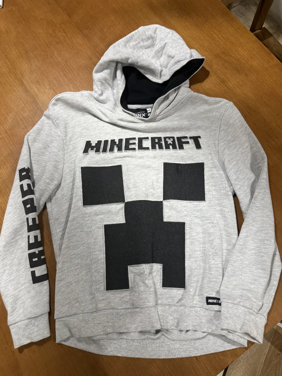 Buzo canguro de Minecraft para niño, con capucha y estampado del Creeper en el frente. Diseño de Jinx.