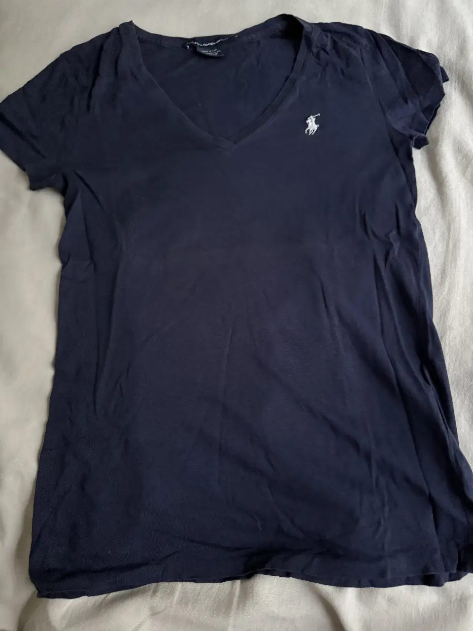 Remera Ralph Lauren Sport de mujer, color azul marino, con cuello en V y logo bordado. Ideal para un look casual y cómodo.
