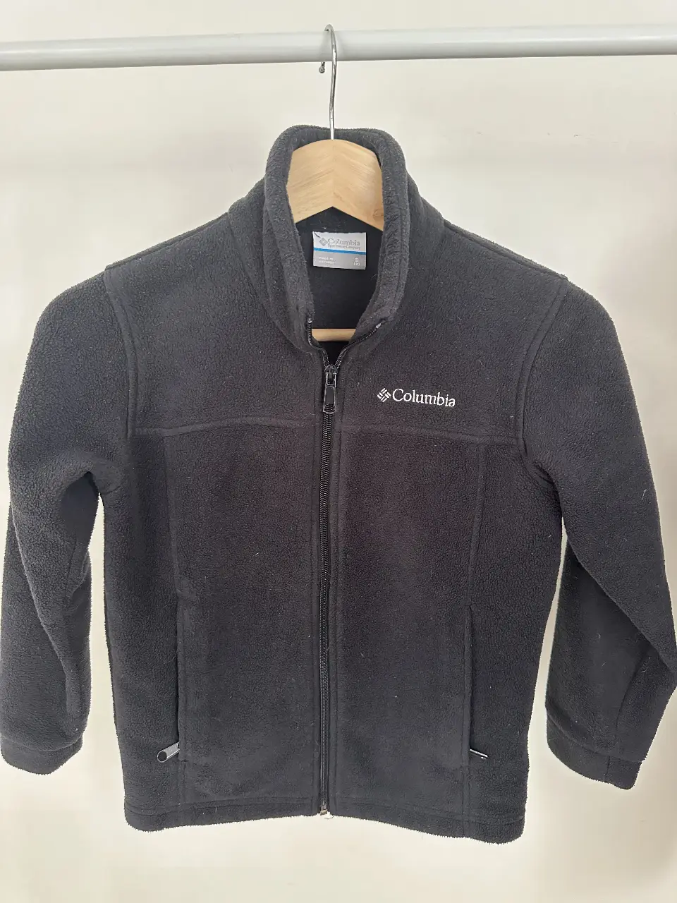 Buzo Columbia negro para niño, de polar, con cierre y cuello alto. Ideal para el frío, cómodo y abrigado. 8 años