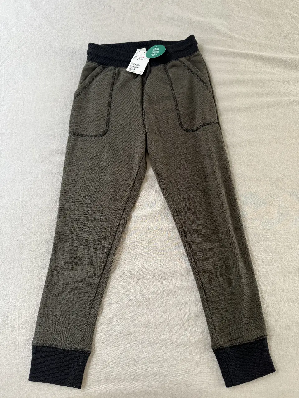 Pantalón de jogging para niño H&M, color gris con detalles en negro. Talle 9/10 años, ideal para un look casual y cómodo.