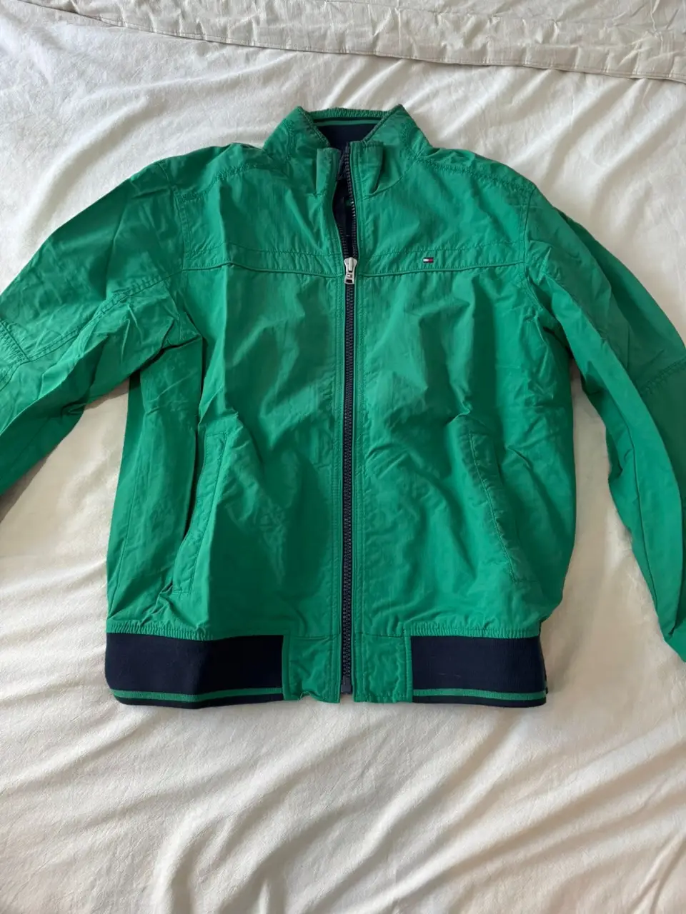 Campera bomber Tommy Hilfiger verde con detalles en azul marino. Ideal para un look casual y deportivo.