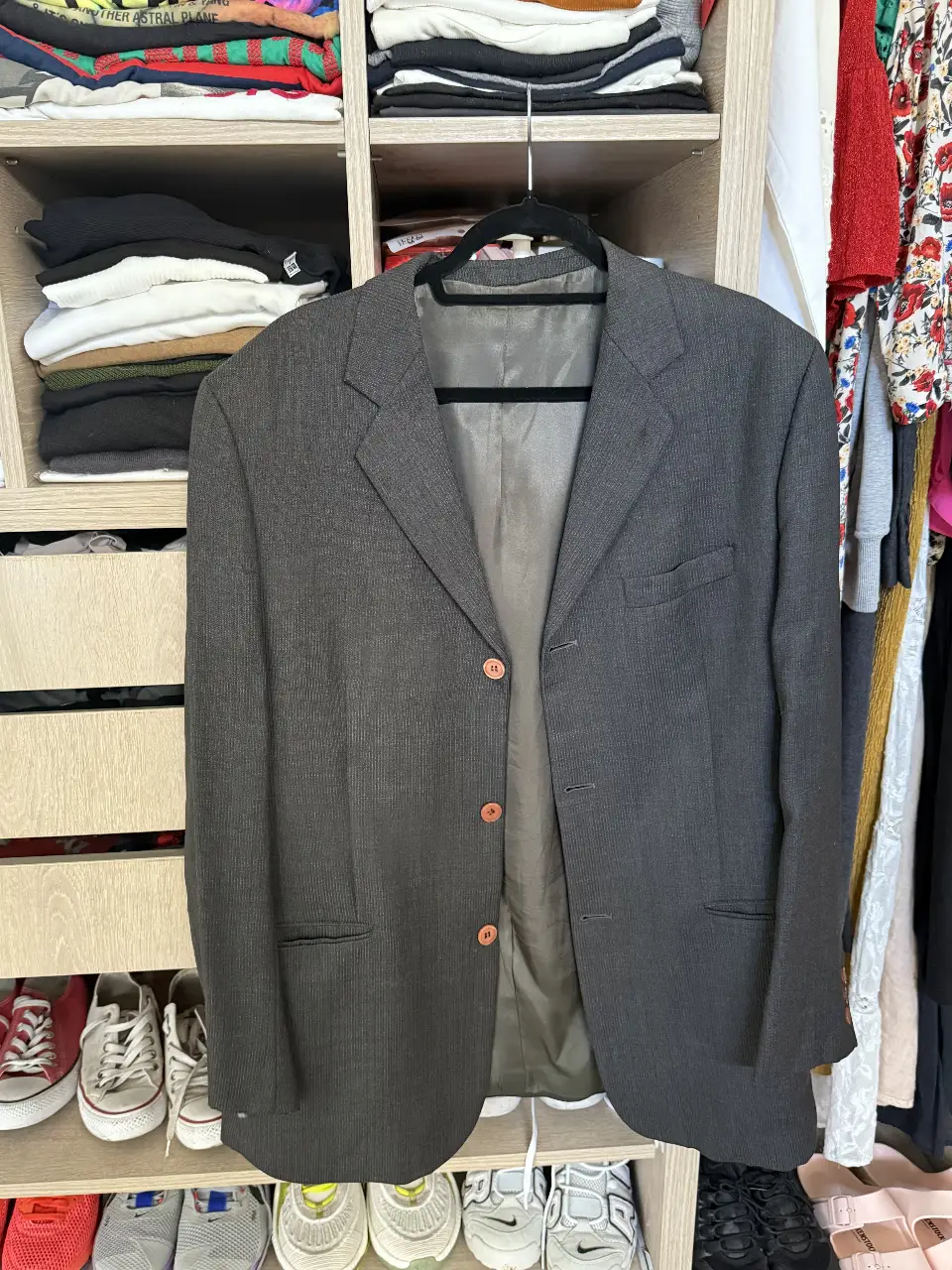 Blazer gris oscuro de hombre/ mujer over talle 4 Mancini, 100% LANA, con dos botones y solapas clásicas. Ideal para un look formal o semi-formal. Marca Mancini.
