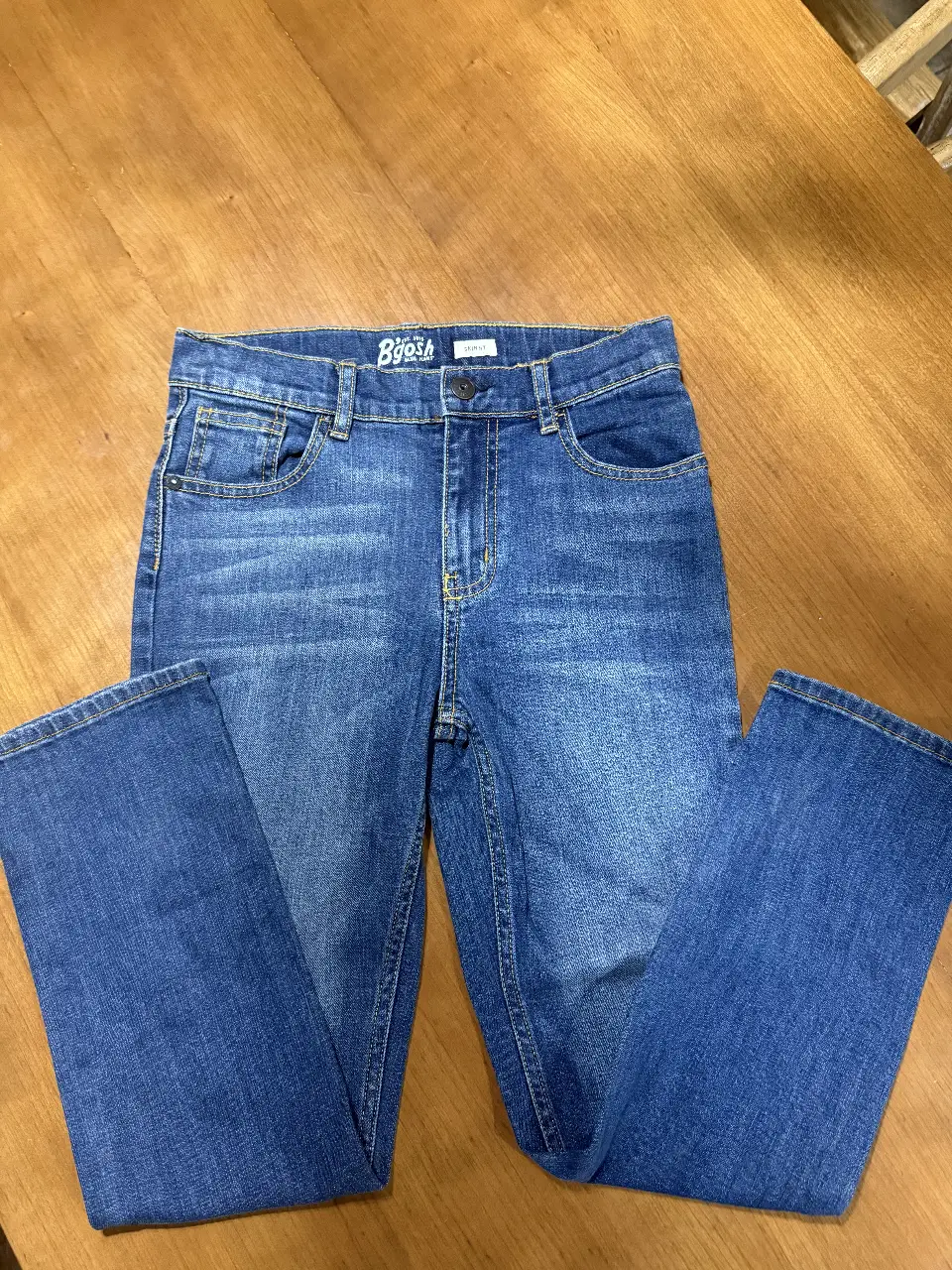 Jeans azul de niño, corte recto, con bolsillos delanteros y traseros. Ideal para un look casual y cómodo. talle 10 años