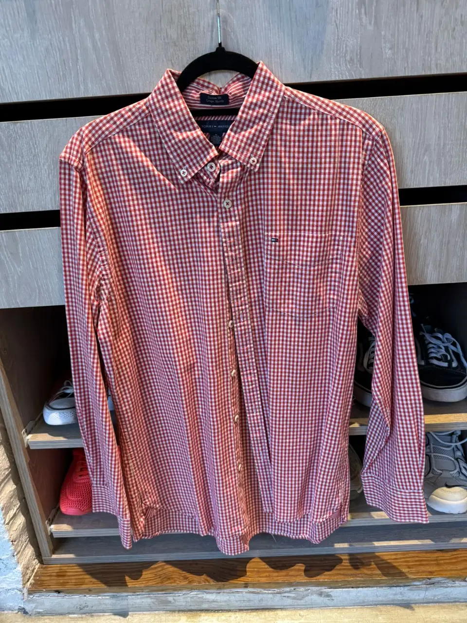 Camisa a cuadros roja y blanca de hombre, Custom Fit, de la marca Tommy Hilfiger. Ideal para un look casual y moderno.