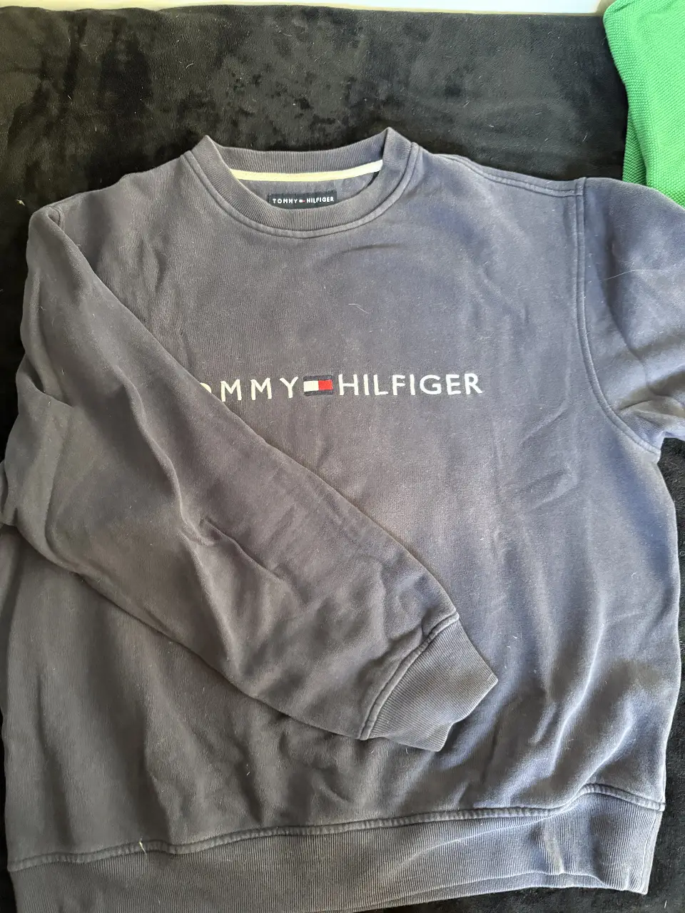Buzo de cuello redondo Tommy Hilfiger azul marino, talle S/P. Ideal para un look casual y cómodo.
