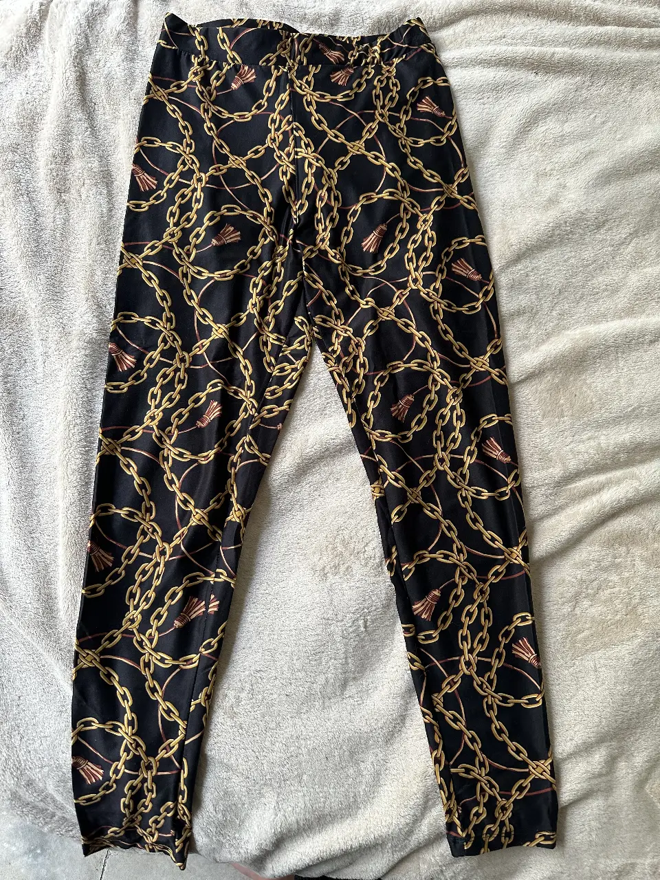 Calzas de mujer, negro con estampado de cadenas doradas. Marca Zara Accessories, talle S.