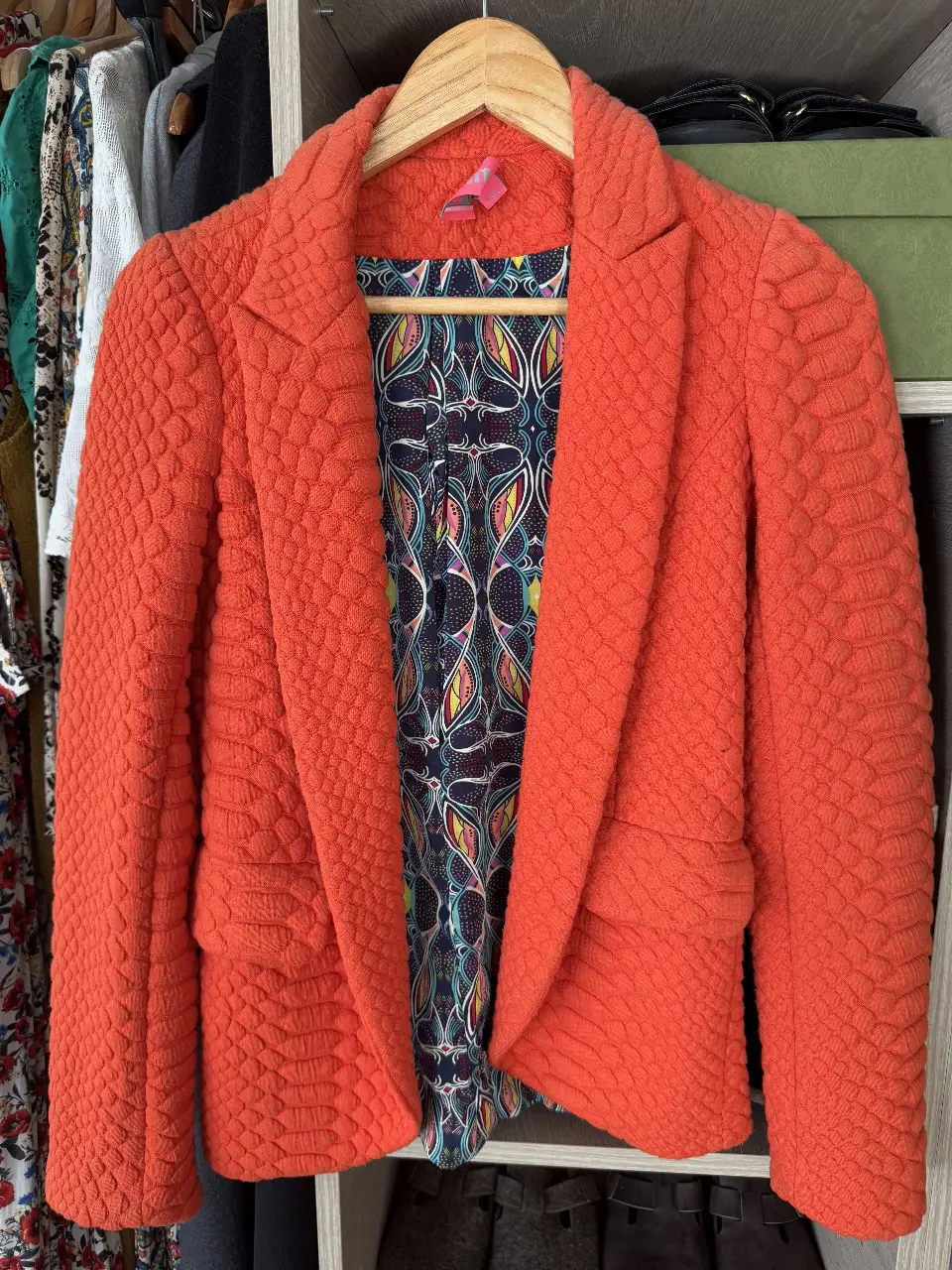 Blazer naranja benito Fernández con textura en relieve y forro estampado. Ideal para un look elegante y moderno.