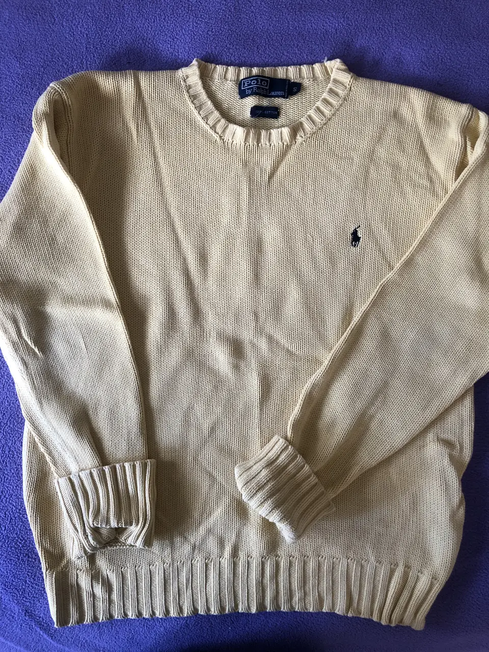 Sweater de hombre Polo by Ralph Lauren, color amarillo claro, con el logo del jugador de polo bordado en azul marino. Talle S, tejido de algodón.