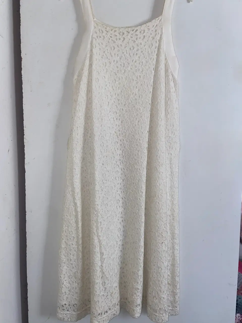 Vestido largo de encaje blanco, ideal para eventos especiales o para un look romántico y elegante. Talle 16.