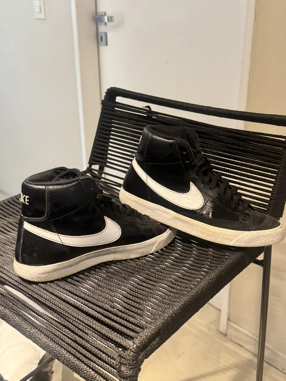 Zapatillas Nike Blazer altas negras con el logo blanco. Ideales para un look urbano y casual.