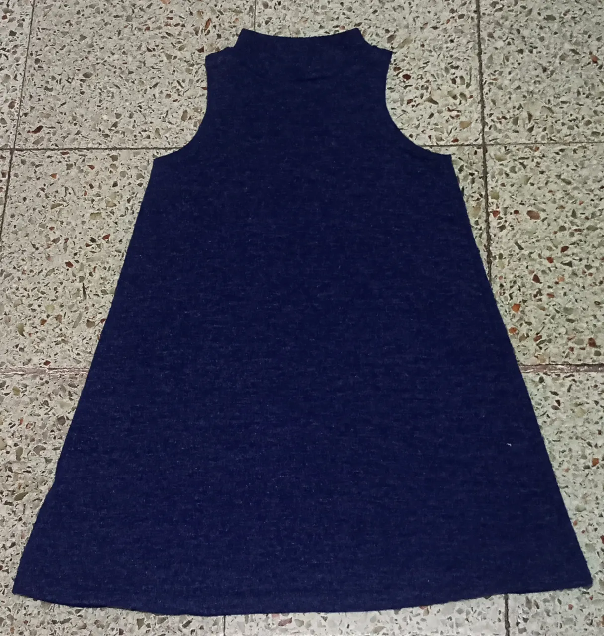 Vestido azul marino sin mangas, con cuello alto y corte evasé. Ideal para un look casual y cómodo.