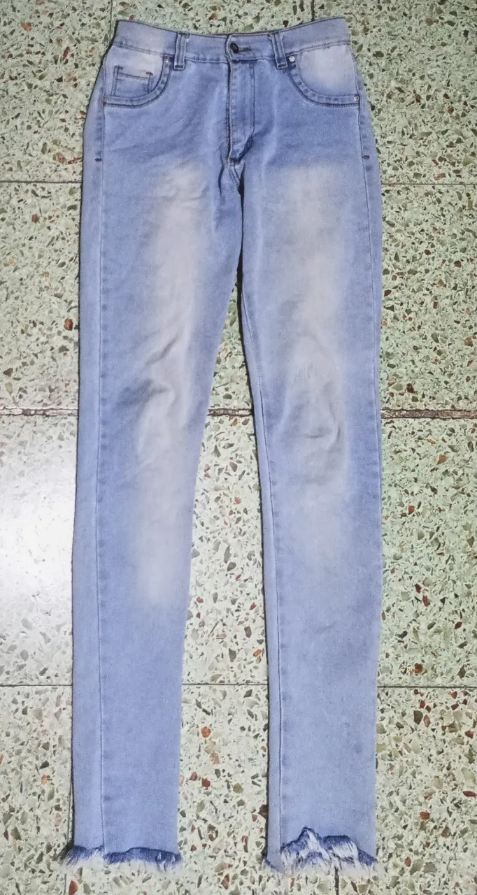 Jeans, color celeste desgastado, con roturas y flecos en los bajos. Un básico canchero para tu día a día.