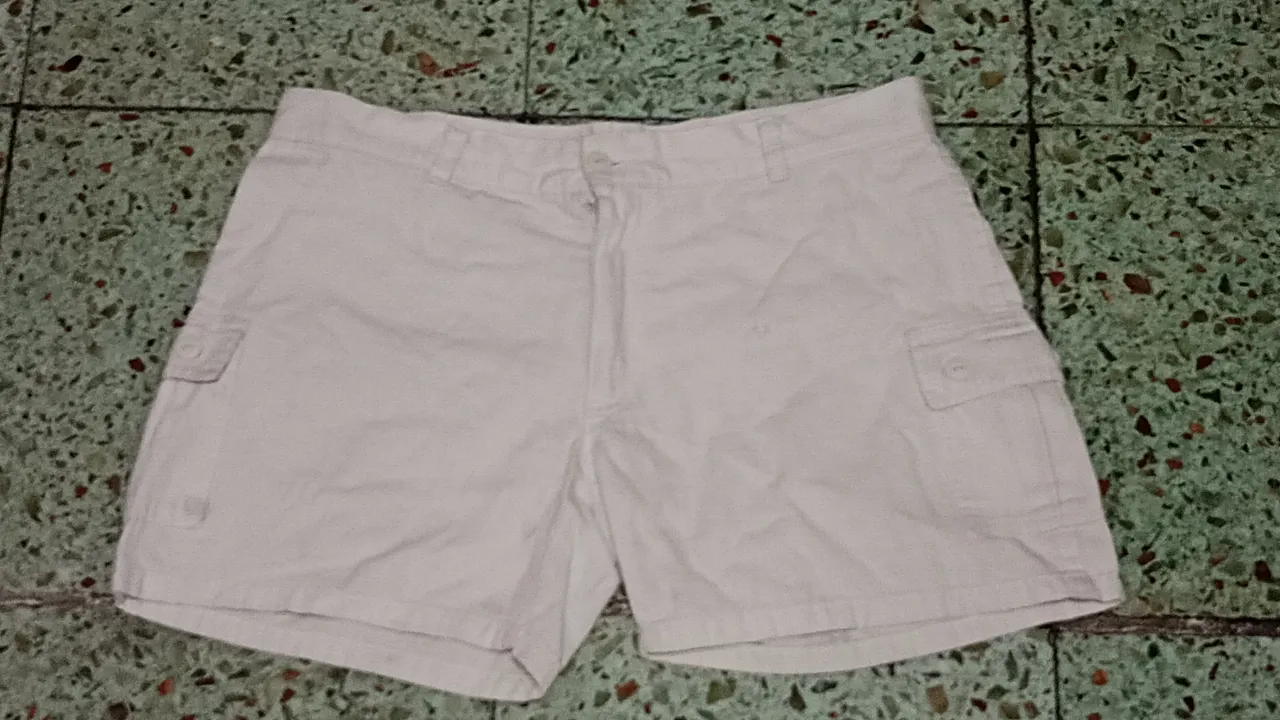 Shorts de gabardina color crudo, tiro medio, con bolsillos cargo a los costados. Perfectos para un look casual y cómodo.