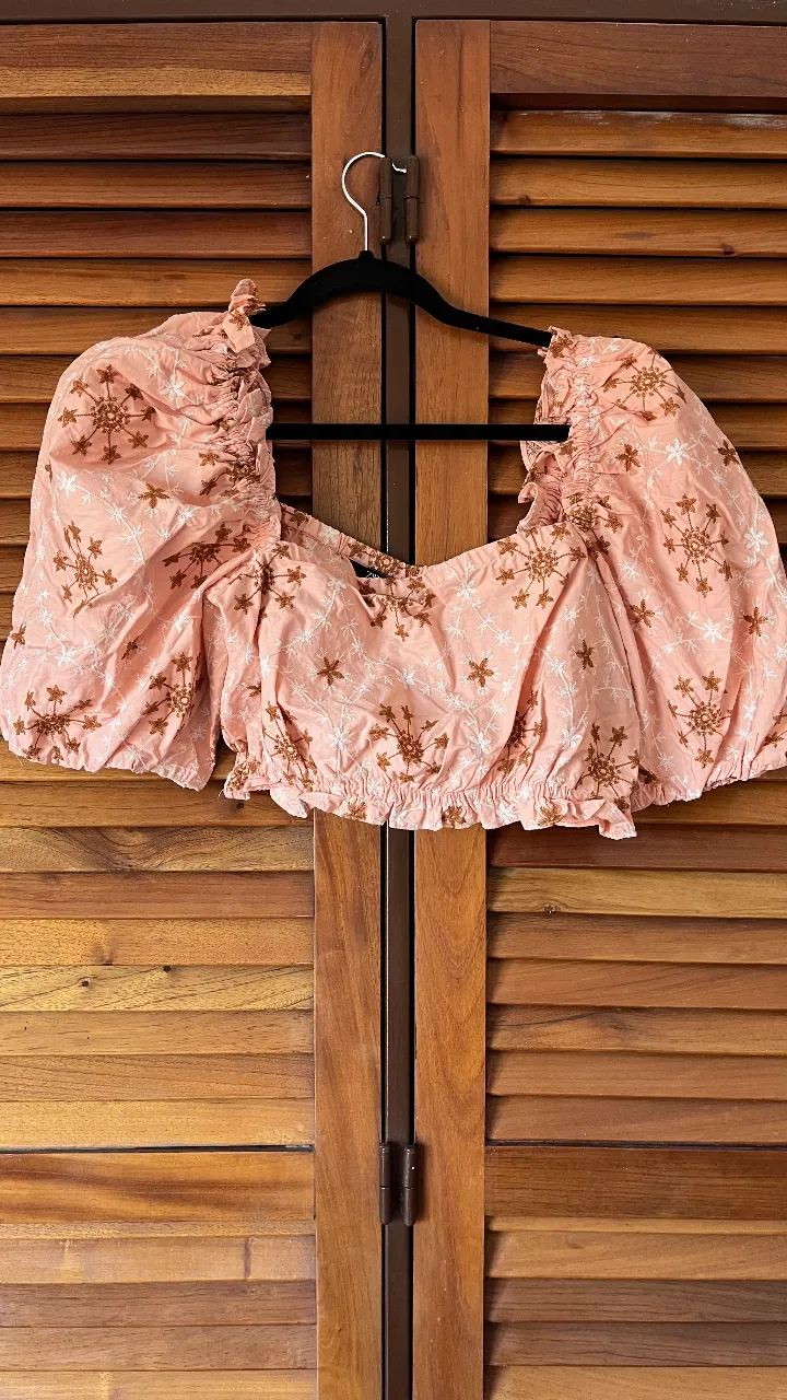 Top rosa con bordados florales y mangas abullonadas. Un diseño súper romántico y fresco, ideal para el verano. Tiene un escote cuadrado y elástico en la cintura y mangas.

ancho entre sisas 43cm 
largo 24cm 