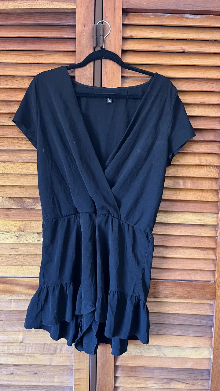 Mono negro corto con mangas cortas y volados. Tiene escote en V cruzado y cintura elastizada. Ideal para un look casual y canchero.

ancho de sisas 49cm 