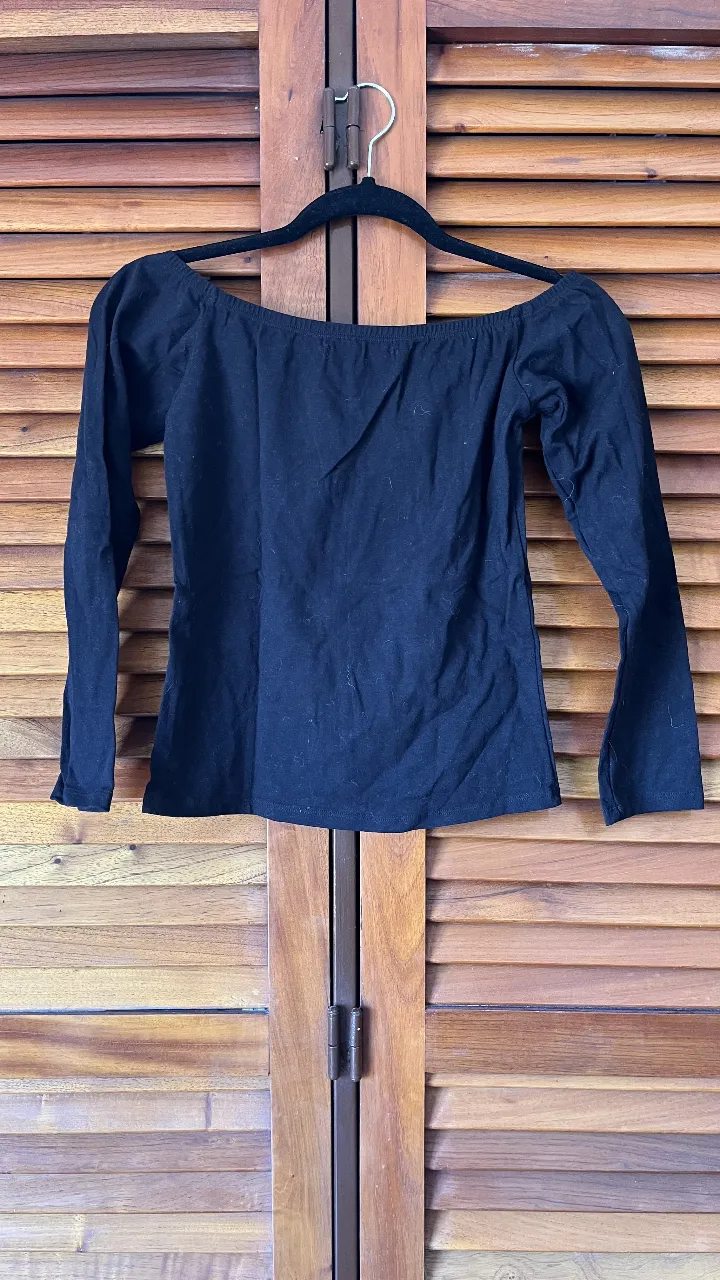 Remera negra de manga larga con escote Bardot, ideal para un look casual y canchero. Perfecta para combinar con jeans o faldas.

elastizada

talle 44