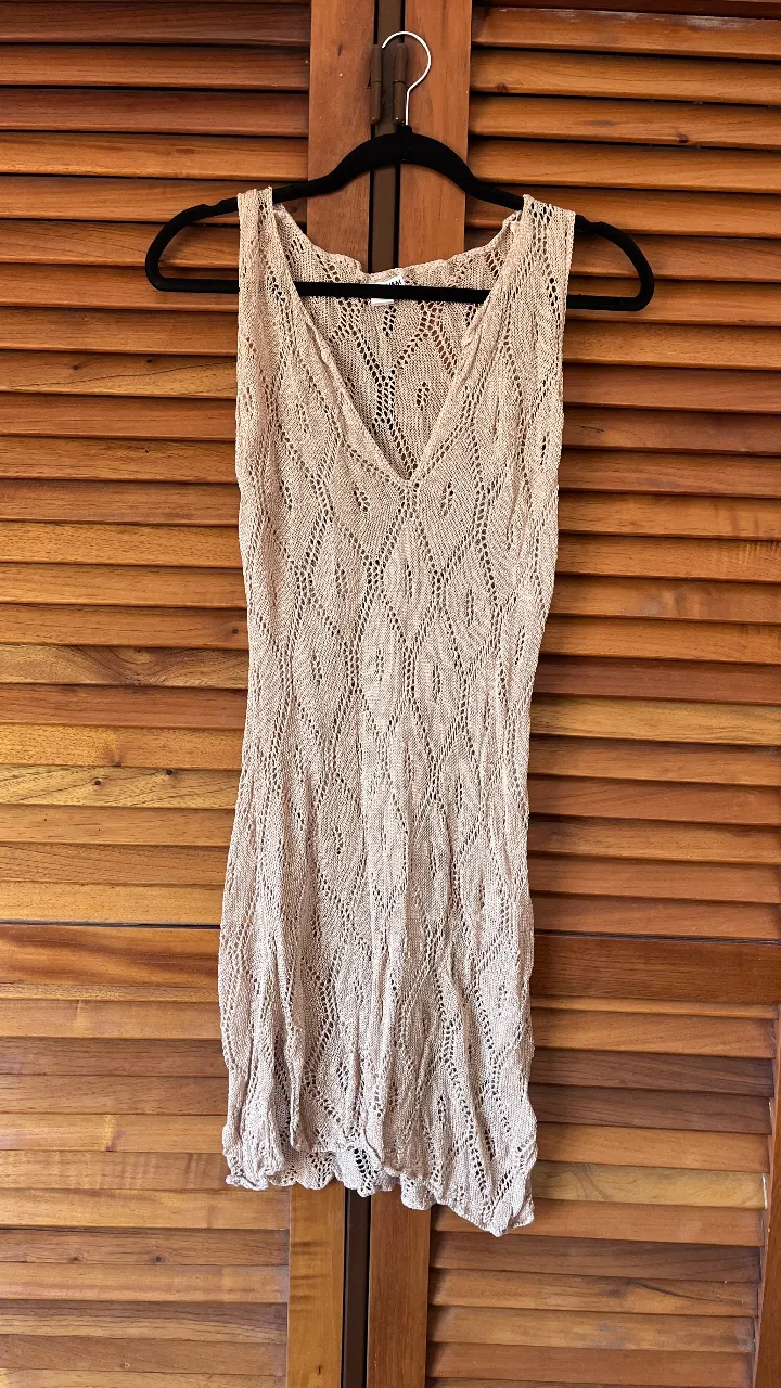 Vestido tejido al crochet, súper fresco y liviano. Ideal para usar sobre la bikini en la playa o para un look de verano relajado. Su diseño calado le da un toque bohemio y chic.

largo total (tomado desde la nuca) 95cm 
ancho entre sisas sin estirar 43cm
ancho entre sisas estirado 55cm 
al ser de hilo se amolda al cuerpo perfectamente 