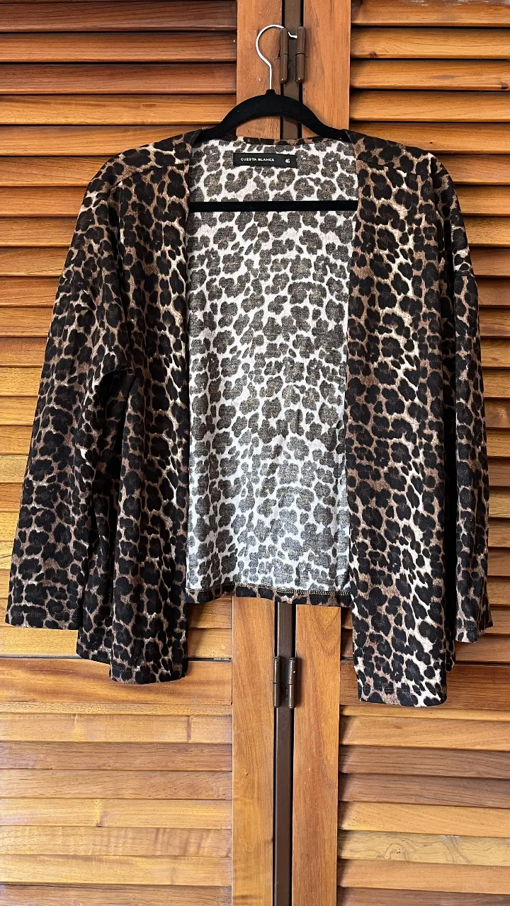 Cardigan estampado de leopardo, ideal para darle un toque salvaje a tu outfit. Su diseño abierto lo hace perfecto para usar sobre cualquier prenda básica.

talle 46