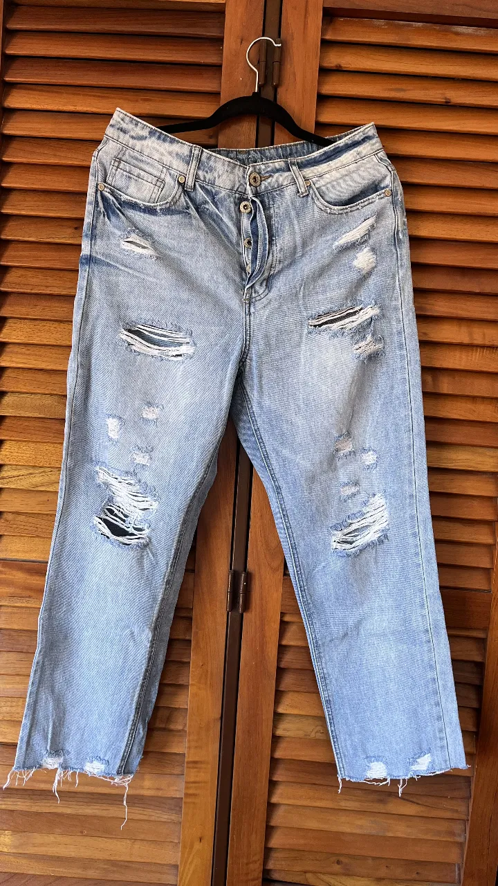Jeans tiro alto con roturas y detalles desflecados en los bajos. Un clásico del estilo urbano, perfectos para un look casual y canchero. Ideales para combinar con remeras básicas, tops o buzos.

ancho de cintura 43cm
ancho de cadera 50cm 
