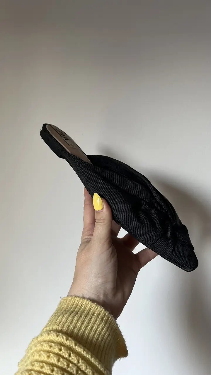 Sandalias de mujer negras con detalle de moño en la parte delantera. Talle 39. Marca Zara.
