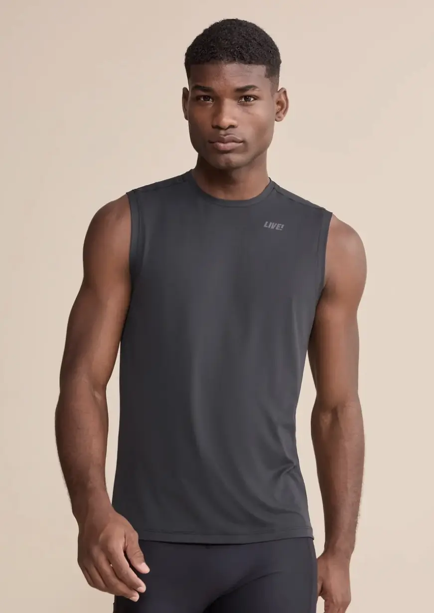 Musculosa deportiva gris oscuro para hombre, ideal para entrenamientos. Confeccionada en tejido técnico transpirable, ofrece comodidad y libertad de movimiento. Diseño minimalista con logo de la marca en el pecho.