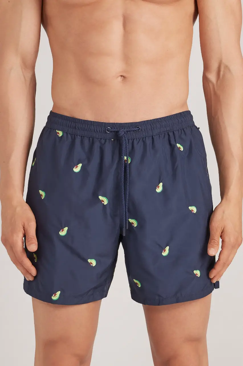 Short de baño para hombre, de color azul marino con motivo de paltas bordadaa. Ideal para la playa o pileta.