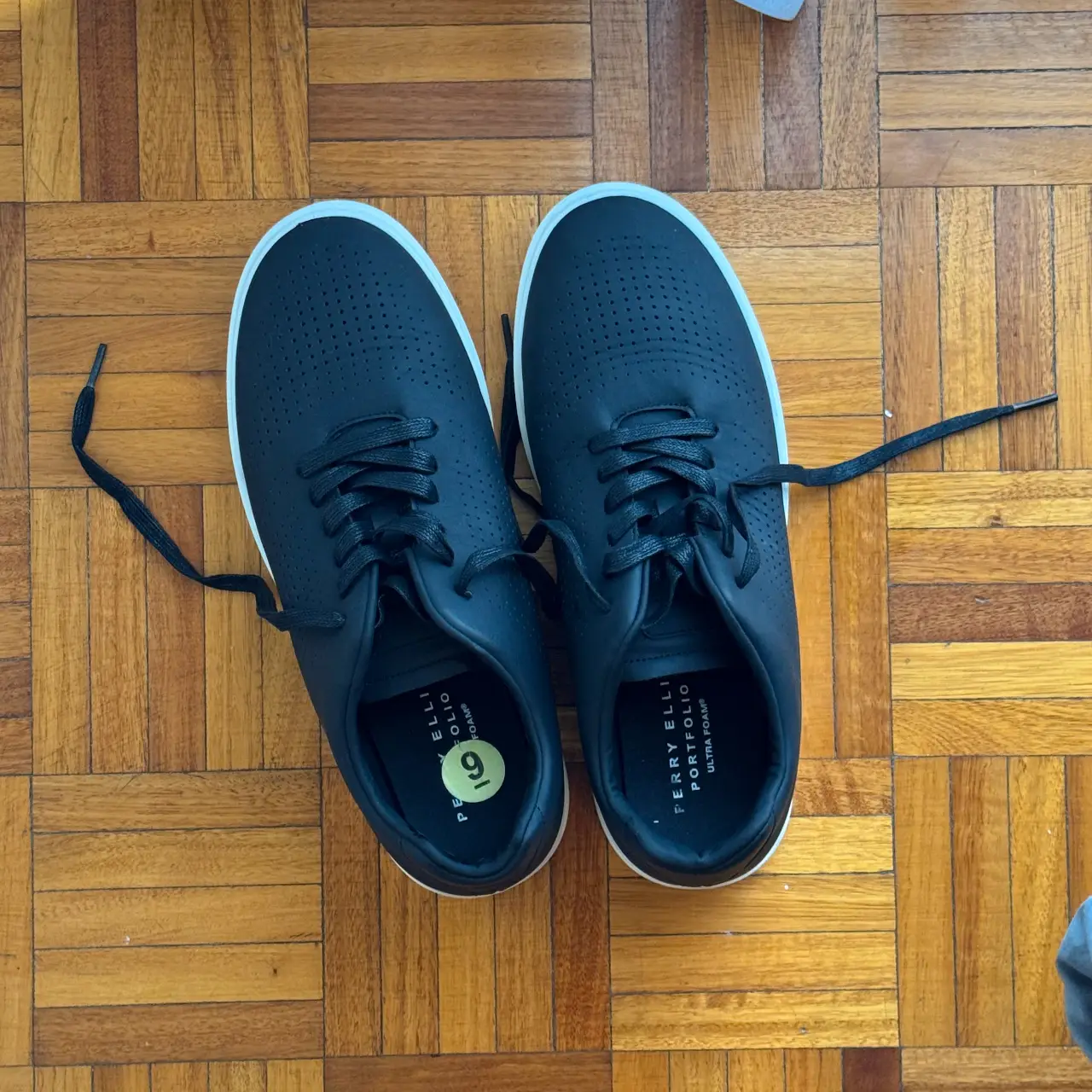 Zapatillas Perry Ellis Portfolio Court Sport negras con detalles blancos. Talle 9 US. Ideales para un look casual y moderno. Un solo uso.