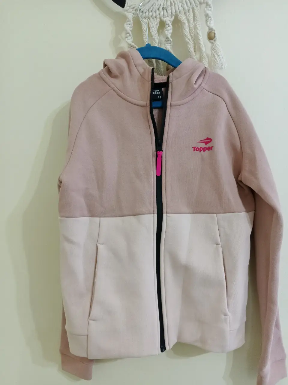 Buzo con cierre Topper para niña, color rosa y blanco. Talle 12. Ideal para actividades deportivas o uso diario.