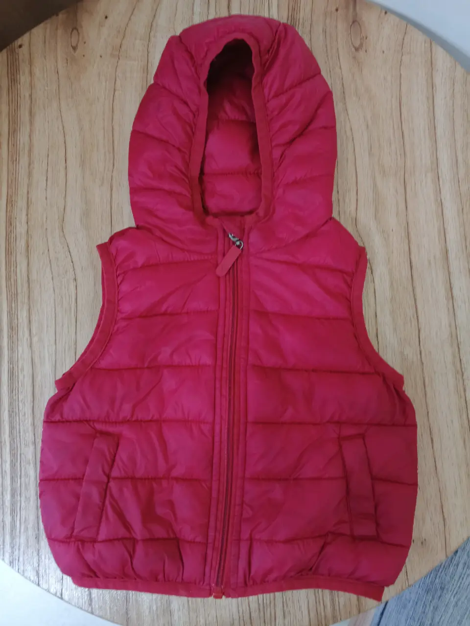 Chaleco acolchado rojo para niño, con capucha y cierre. Ideal para abrigo en días frescos. Talle 12 meses.