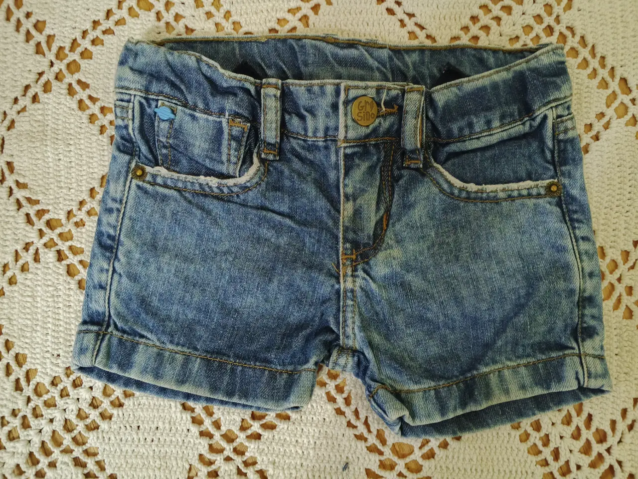 Short de jean azul para niño, con detalles de bordado en el bolsillo trasero. Ideal para jugar y usar a diario. Marca Grisini.