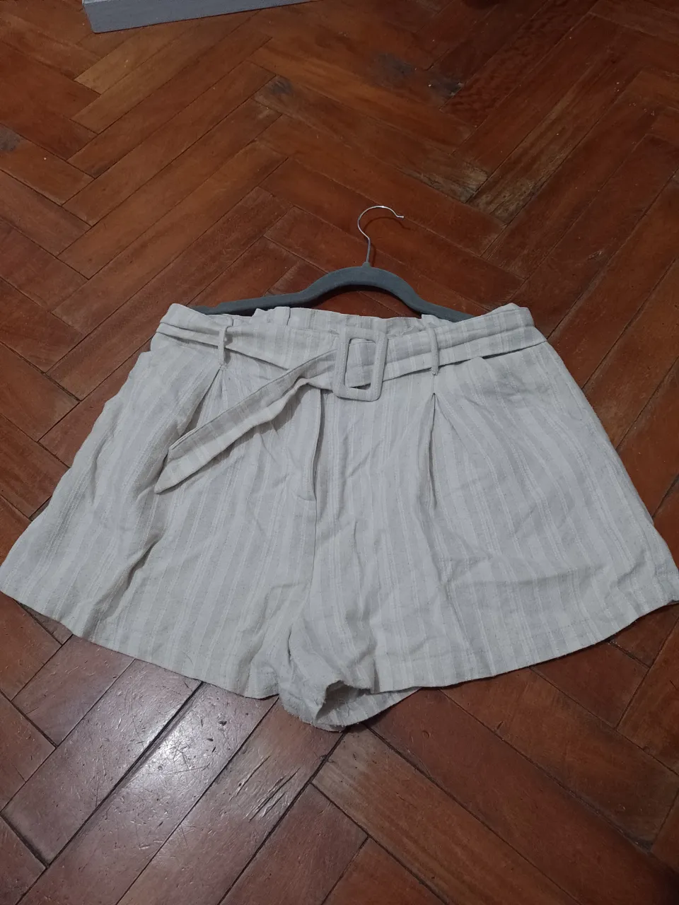 Short de mujer tiro alto, color crudo con diseño a rayas. Con cinturón y hebilla. Ideal para un look casual y fresco.