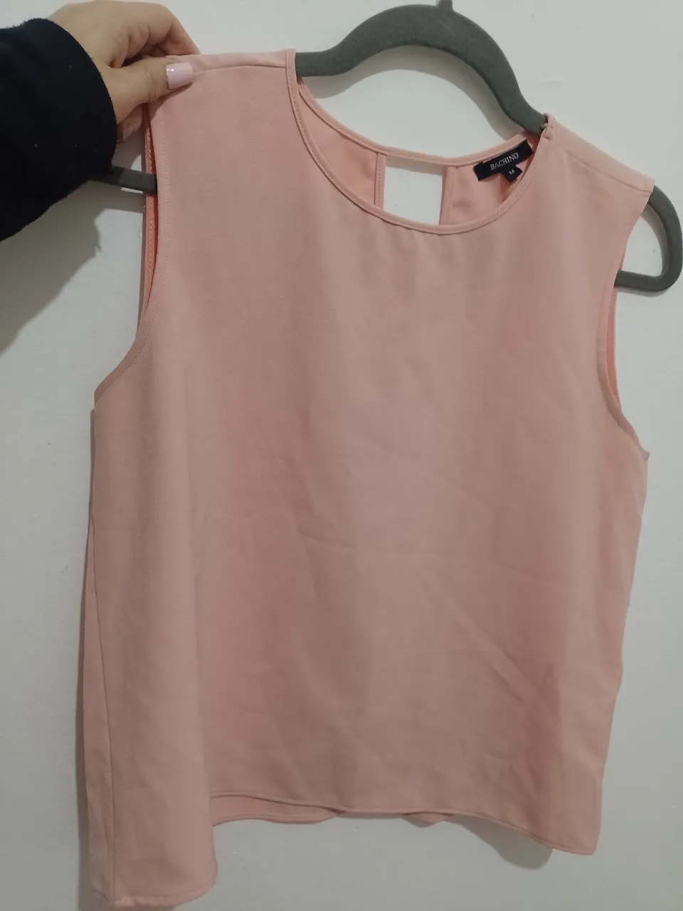 Remera sin mangas de color rosa, con detalle de abertura en la espalda y cuello redondo. Ideal para un look casual y fresco.