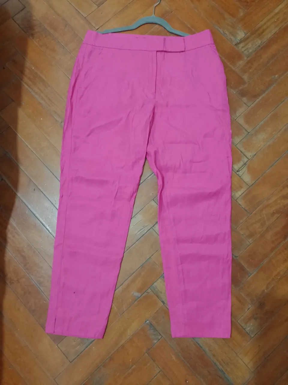 Pantalón sastrero fucsia con leve destello de brillo, de la marca Markova, talle 44.  Tela de vestir (NO ES LINO) Poco uso, no tiene detalles.