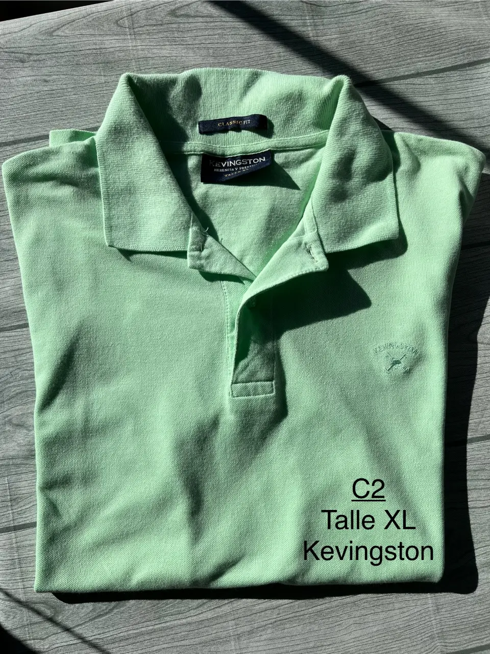 Remera polo verde claro de hombre, talle XL, de la marca KEVINGSTON. Corte clásico, ideal para un look casual y cómodo.