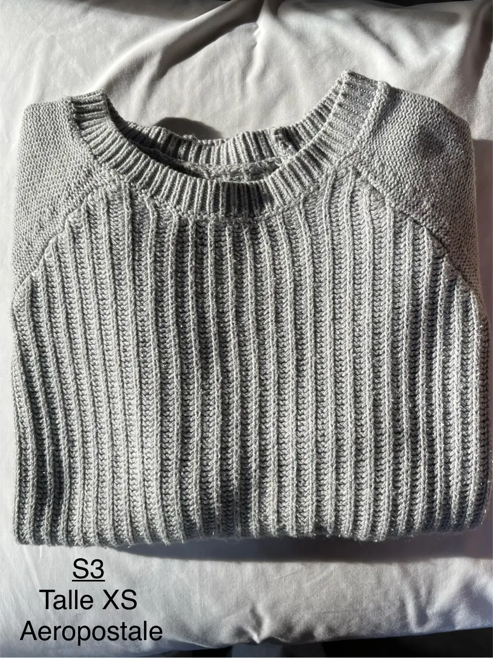 Sweater gris de la marca Aeropostale, talle XS. Ideal para un look casual y abrigado.
