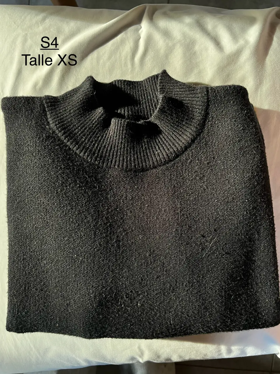Sweater de cuello alto negro, ideal para el invierno. Talle XS.