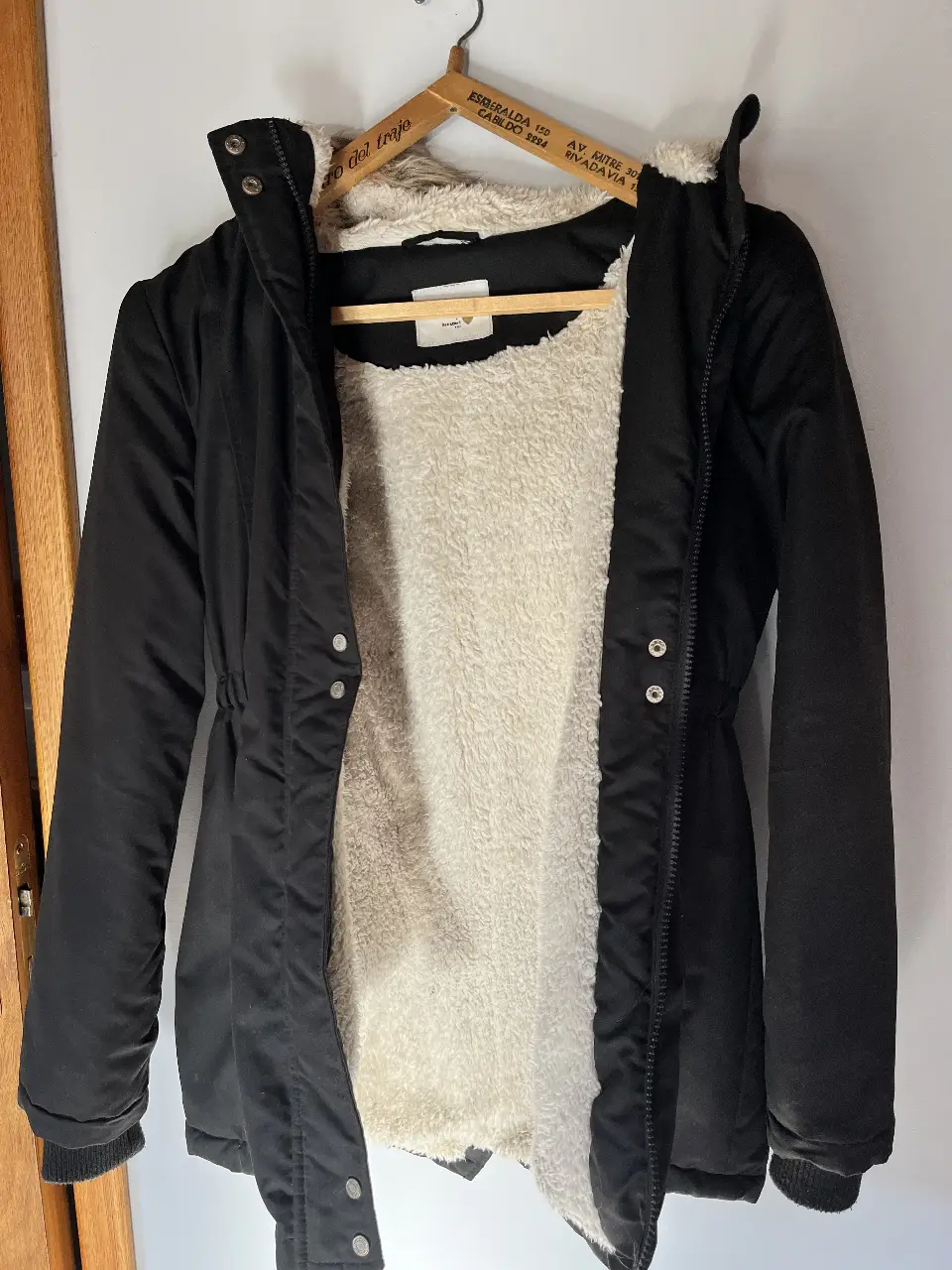 Campera negra con capucha y forro de piel sintética. Talle 16, ideal para el invierno. Posee cierre y bolsillos.
