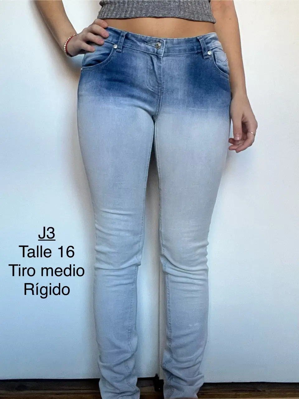 Jeans chupín de tiro medio rígido, con un efecto degradado en el color. Talle 16. Marca Harvest (Ripley)