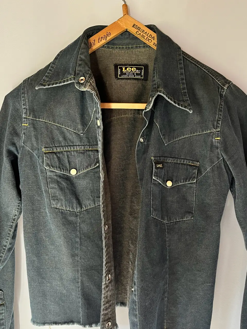 Camisa de jean Lee, talle S, azul oscuro. Estilo vintage, ideal para un look casual.