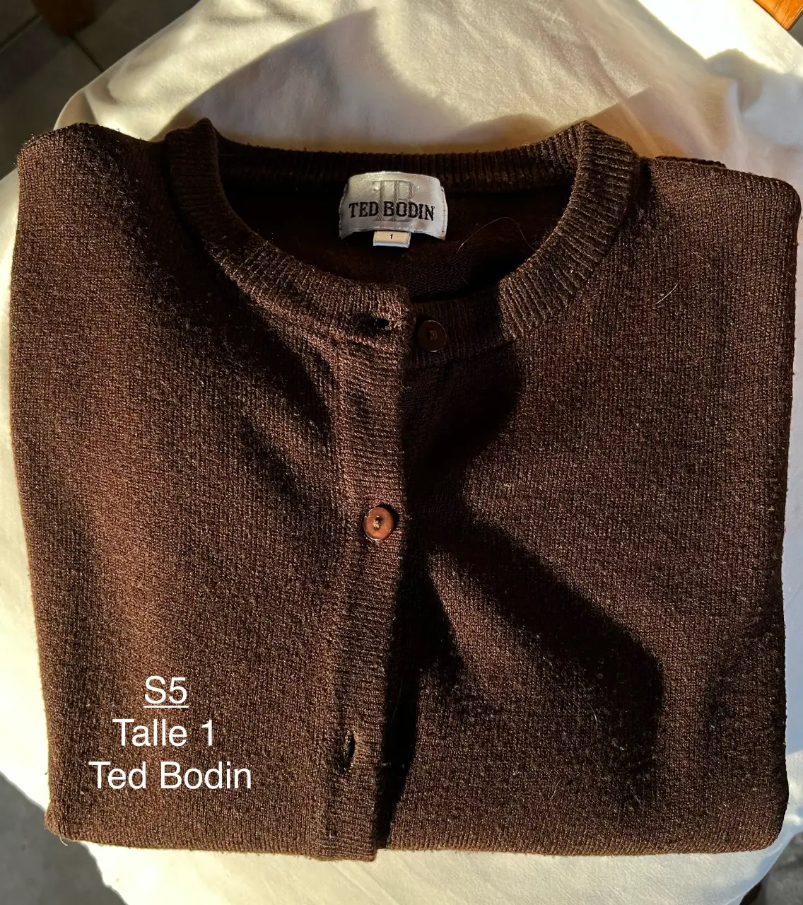 Cardigan marrón de la marca Ted Bodin, talle 1. Ideal para un look casual y abrigado.
