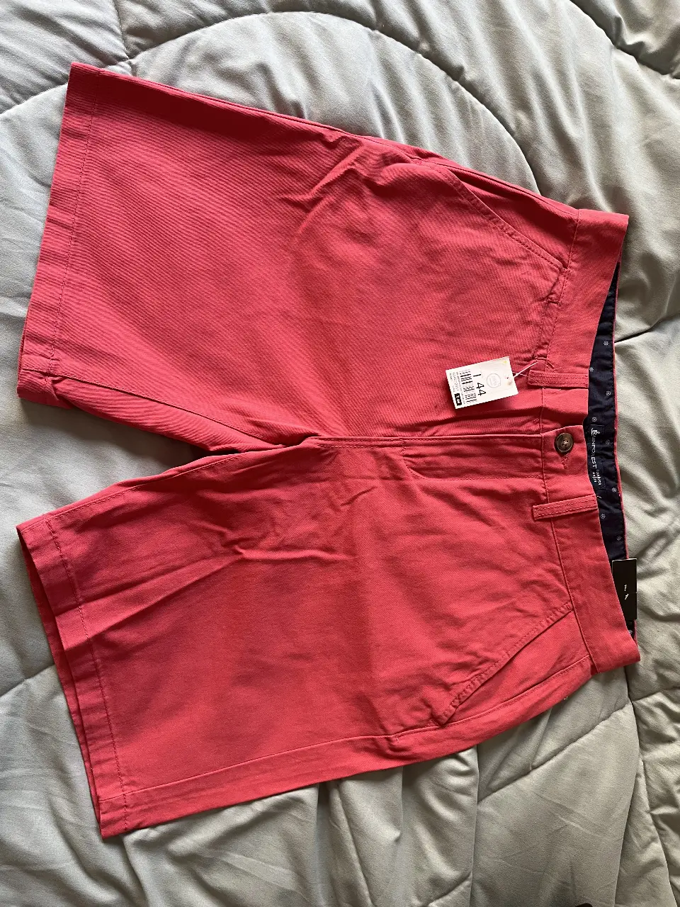 Bermuda de hombre color rojo, ideal para el verano. Confeccionada en 100% algodon, con etiqueta de la marca Rainforest y talle 44.