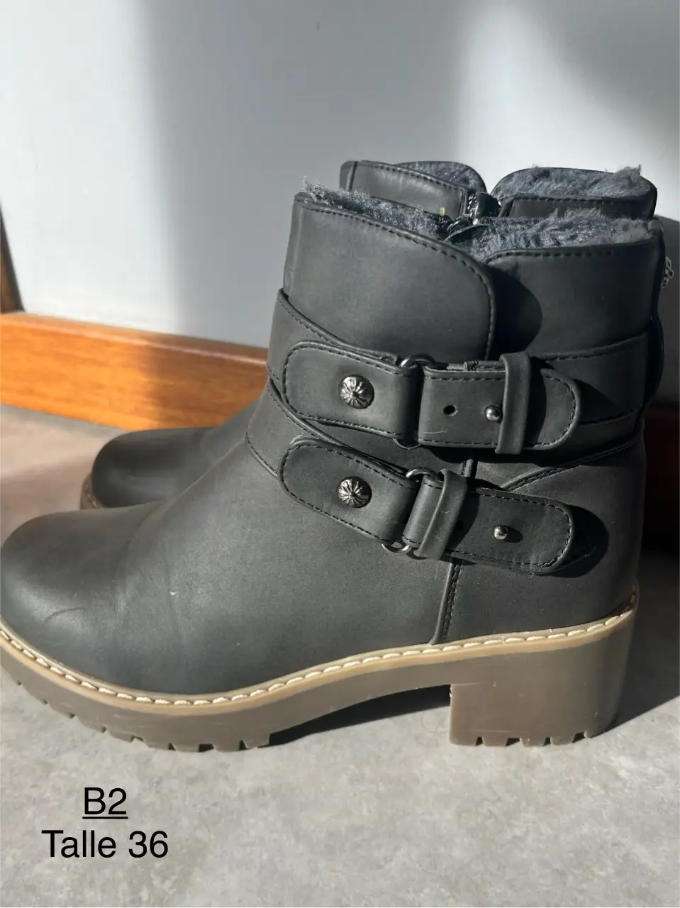Botas gris topo de cuero sintético con hebillas y detalles metálicos. Talle 36. Ideales para un look casual y moderno.