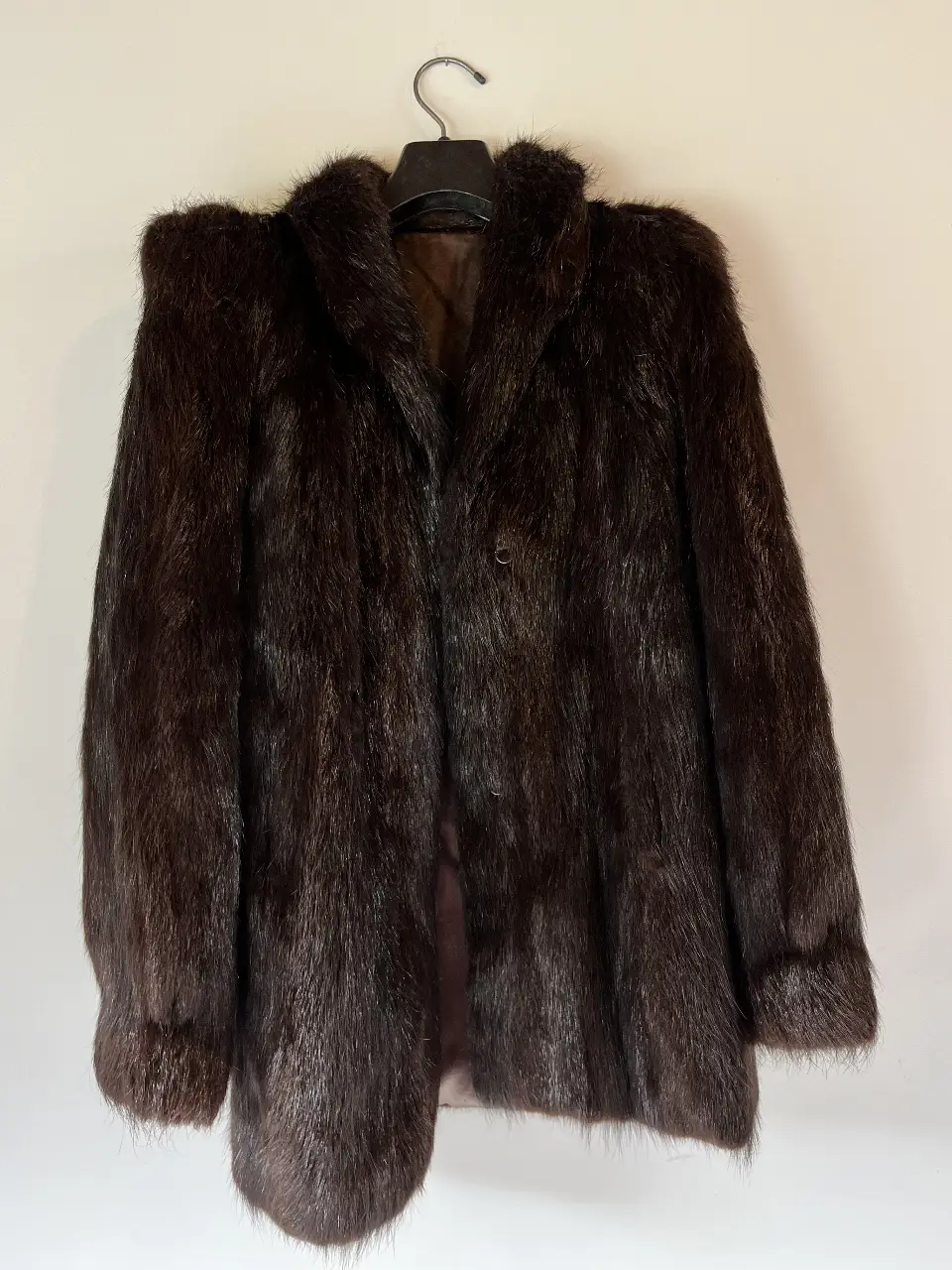 Tapado vintage de piel natural de nutría sin depilar marrón oscuro, forrado, con hombreras. Ideal para el invierno, este es perfecto para un look elegante y abrigado. Se escuchan ofertas!
