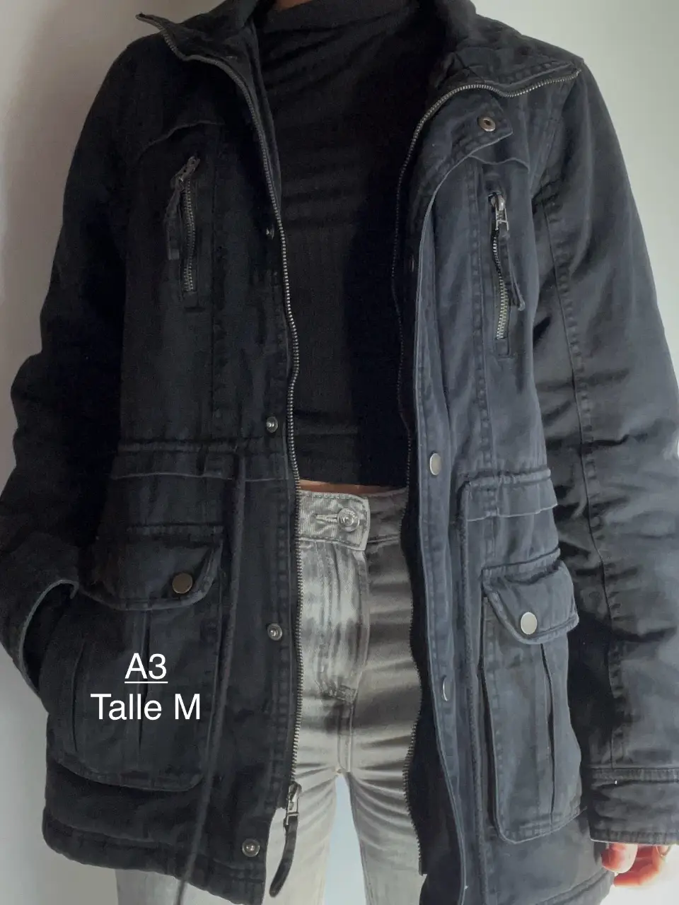 Campera negra con múltiples bolsillos y cierre. Talle M.