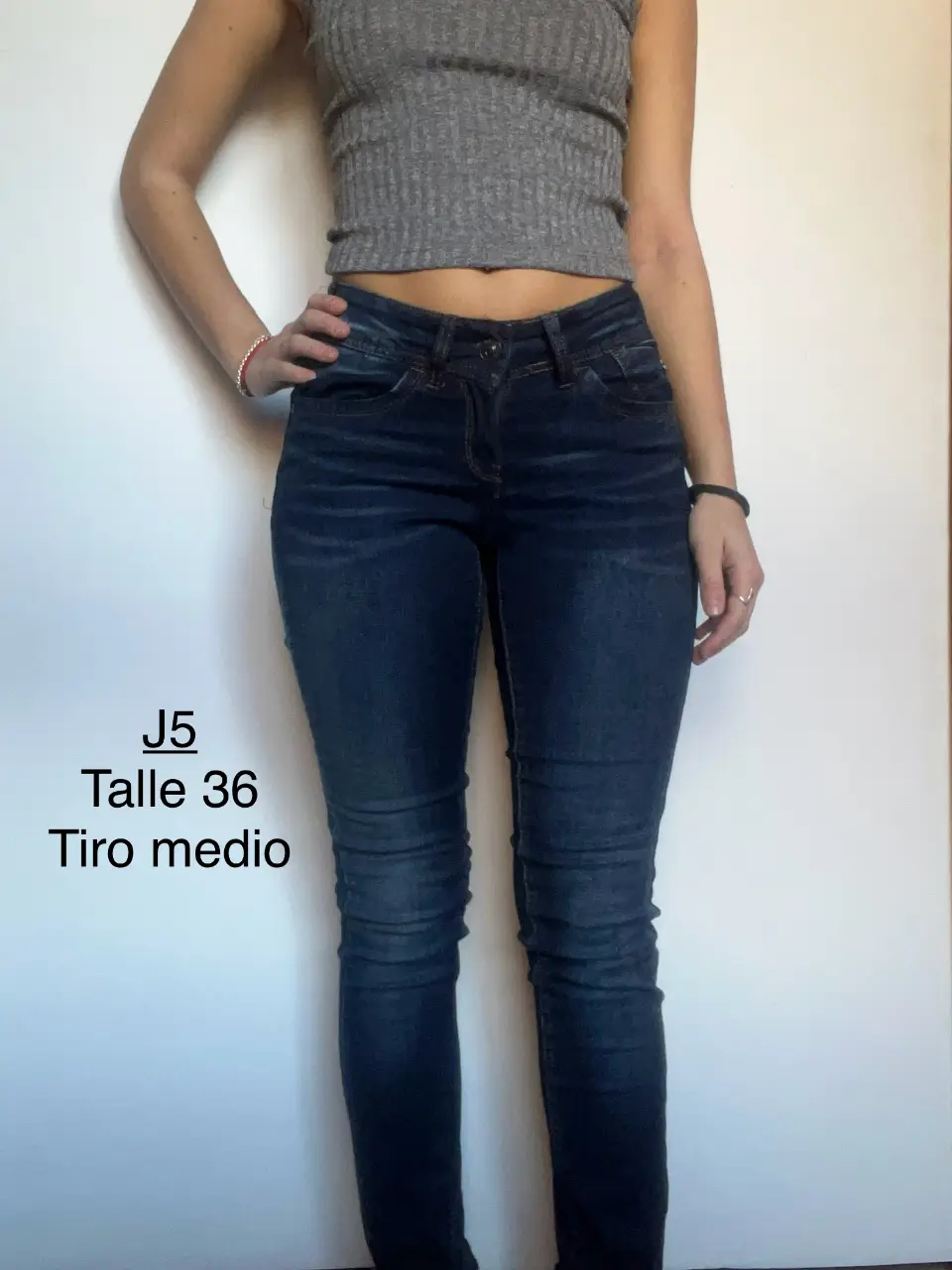 Jeans de tiro medio, talle 36 (63cm cintura) color azul oscuro. Ideal para un look casual y versátil.